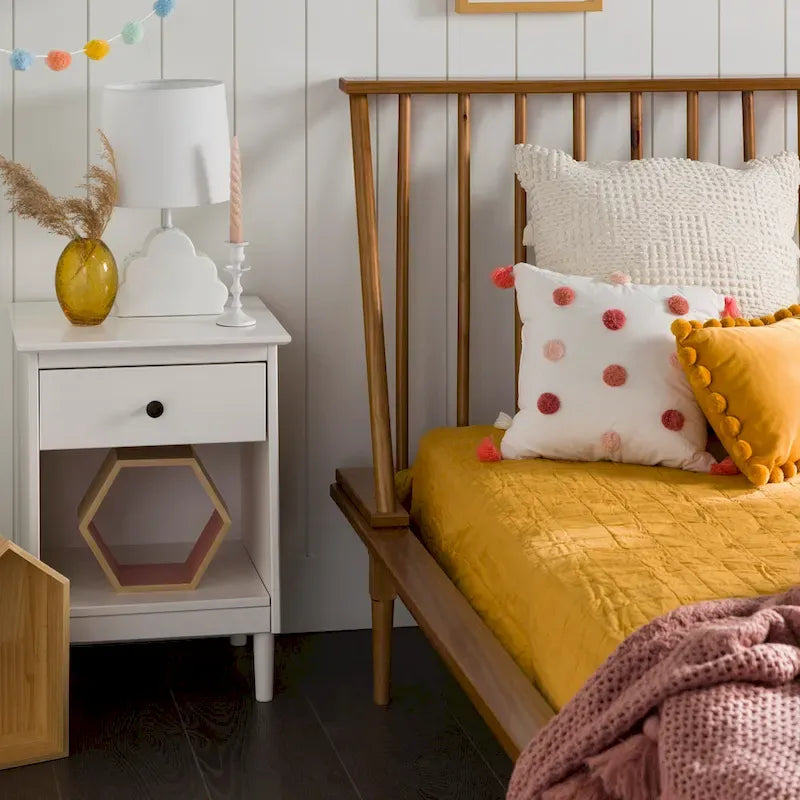 Letto a piattaforma con montanti in legno massello