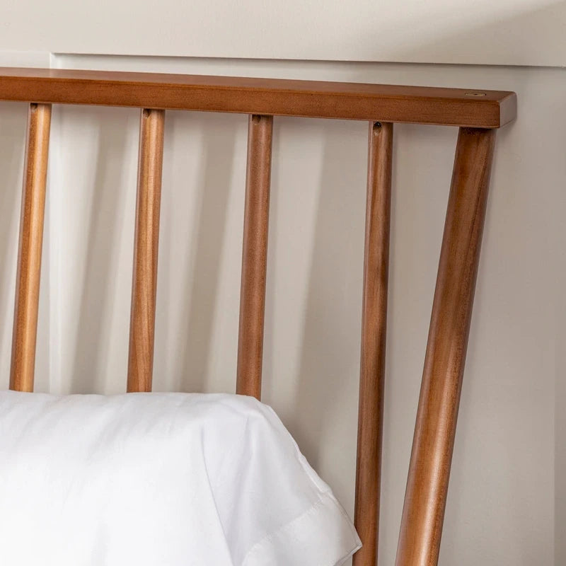 Letto a piattaforma con montanti in legno massello