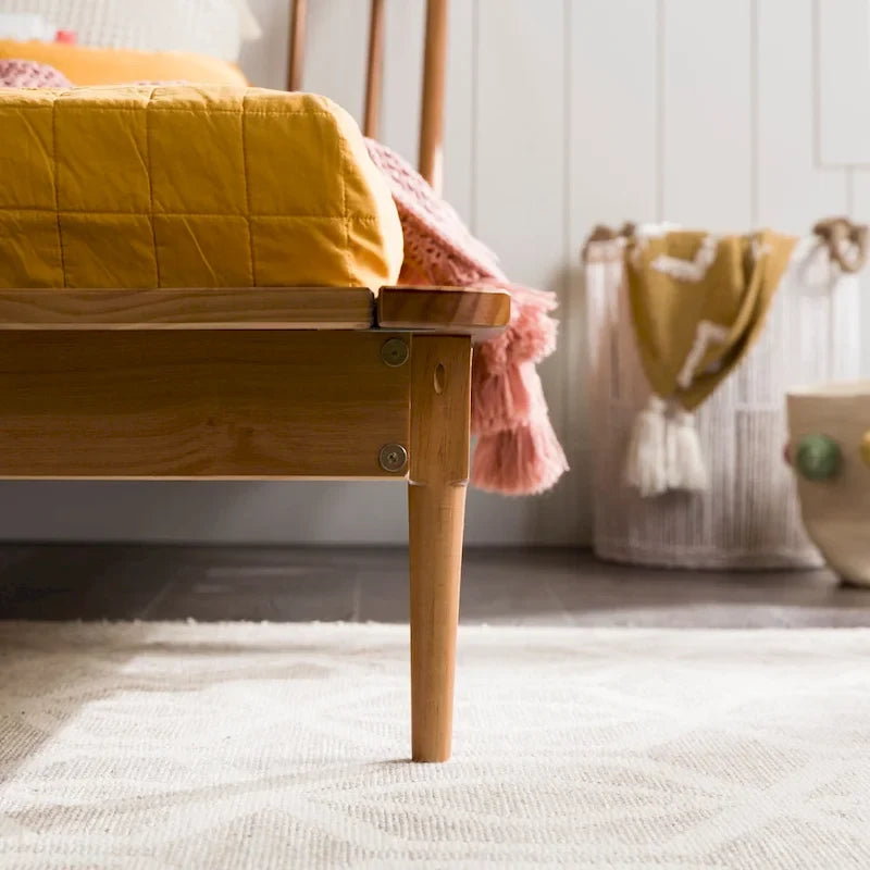 Letto a piattaforma con montanti in legno massello