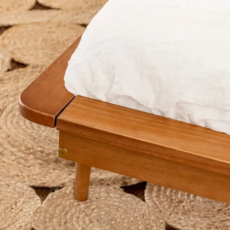 Letto a piattaforma con montanti in legno massello