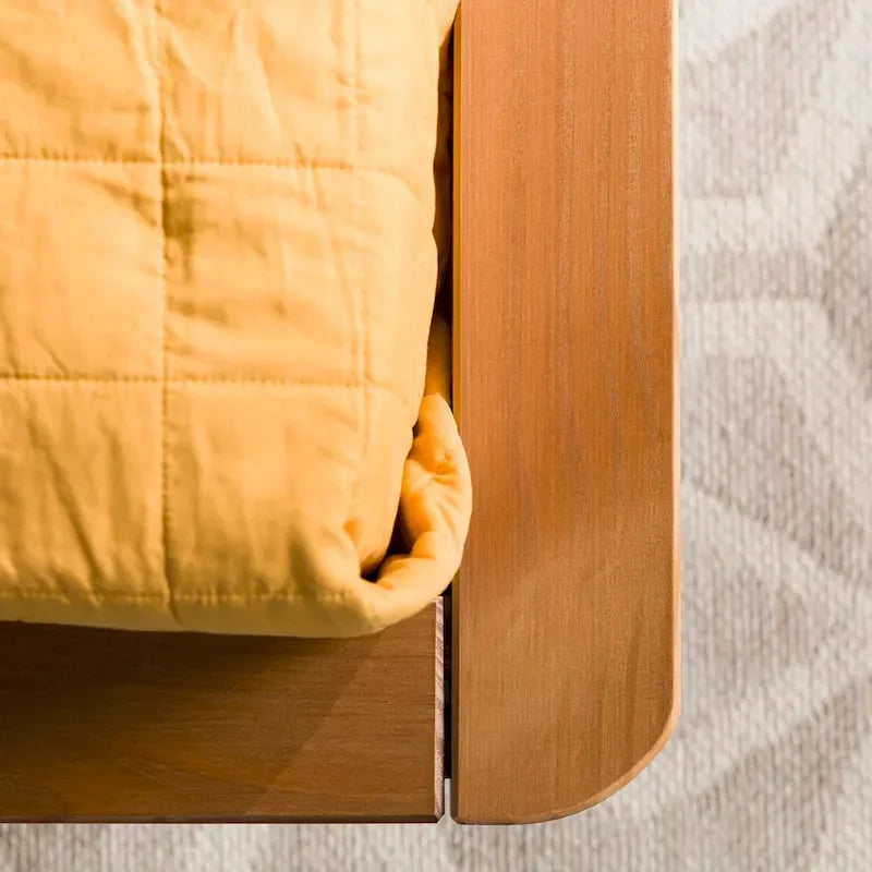 Letto a piattaforma con montanti in legno massello