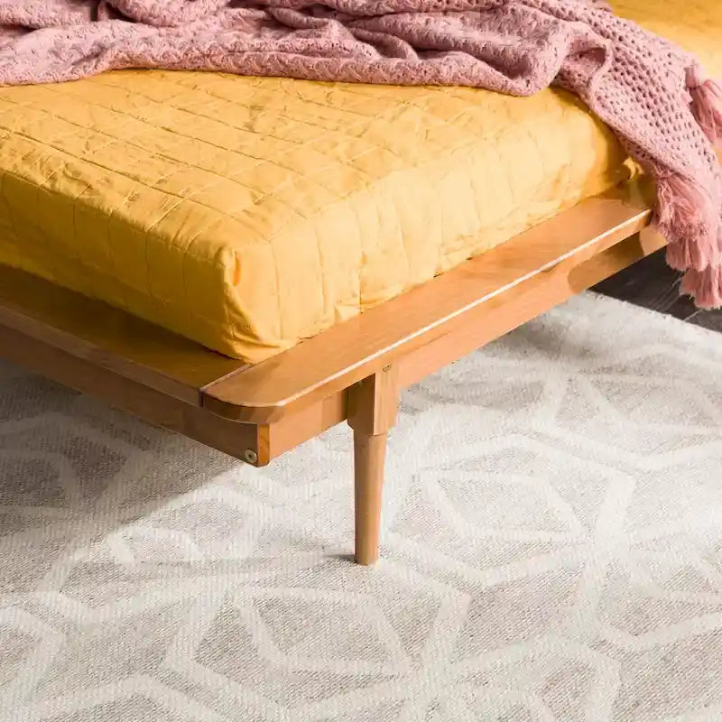 Letto a piattaforma con montanti in legno massello