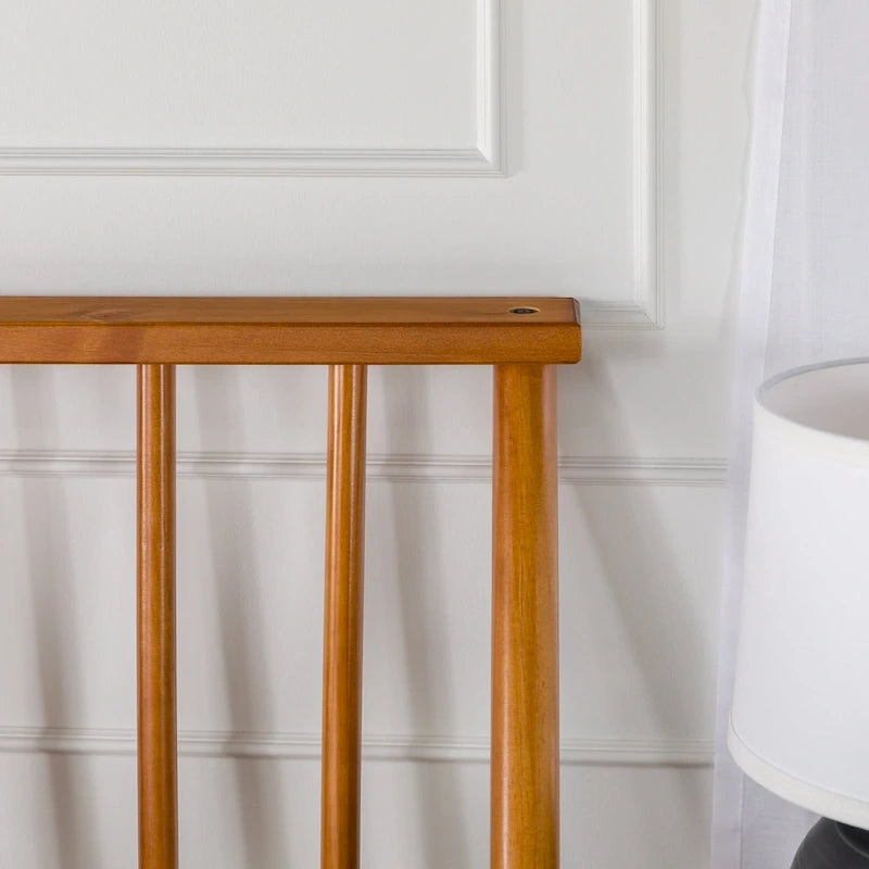 Letto a piattaforma con montanti in legno massello