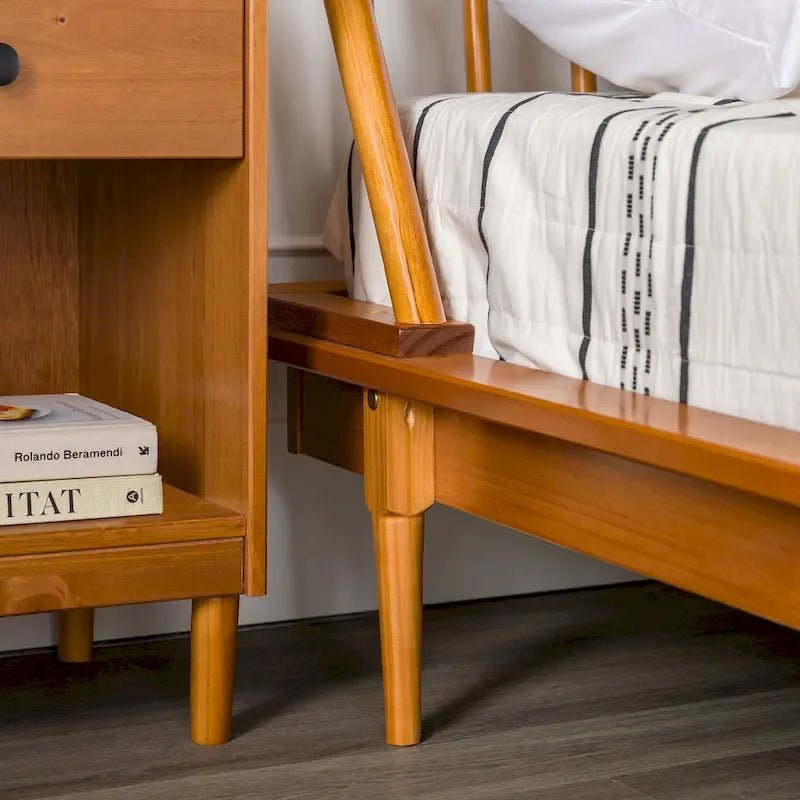 Letto a piattaforma con montanti in legno massello