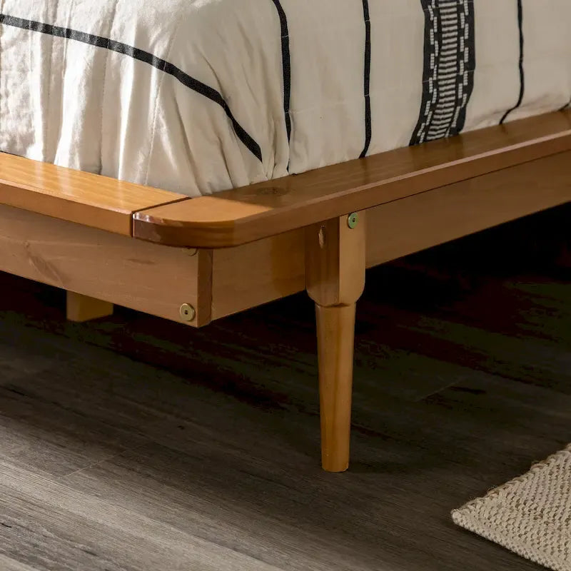 Letto a piattaforma con montanti in legno massello