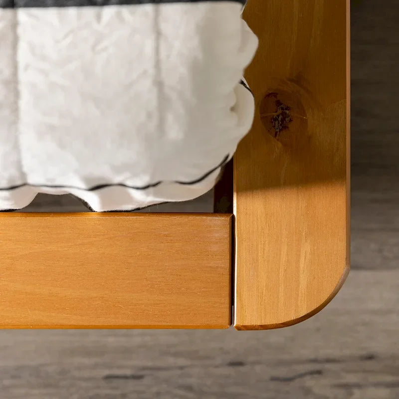 Letto a piattaforma con montanti in legno massello