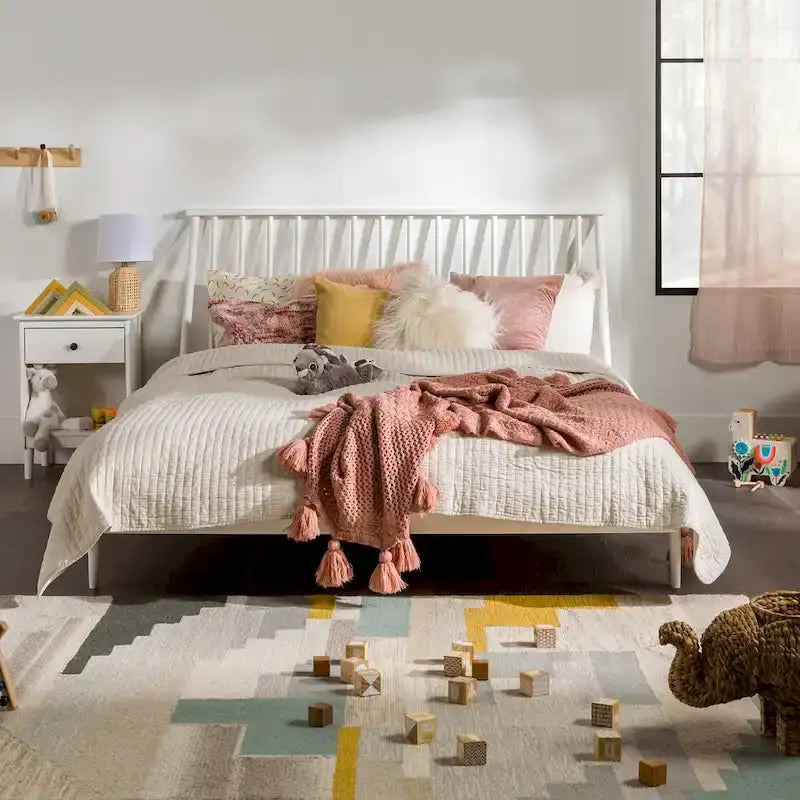 Letto a piattaforma con montanti in legno massello