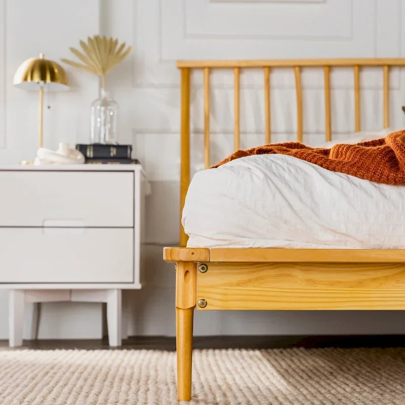 Letto a piattaforma con montanti in legno massello