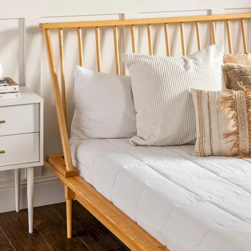 Letto a piattaforma con montanti in legno massello