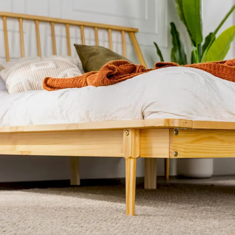 Letto a piattaforma con montanti in legno massello