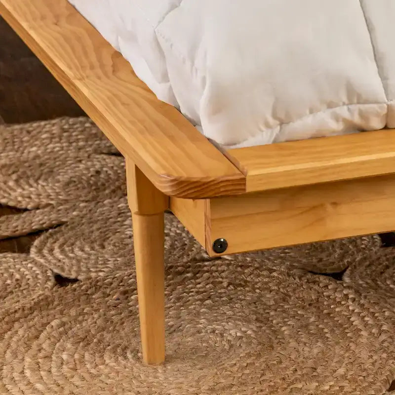 Letto a piattaforma con montanti in legno massello